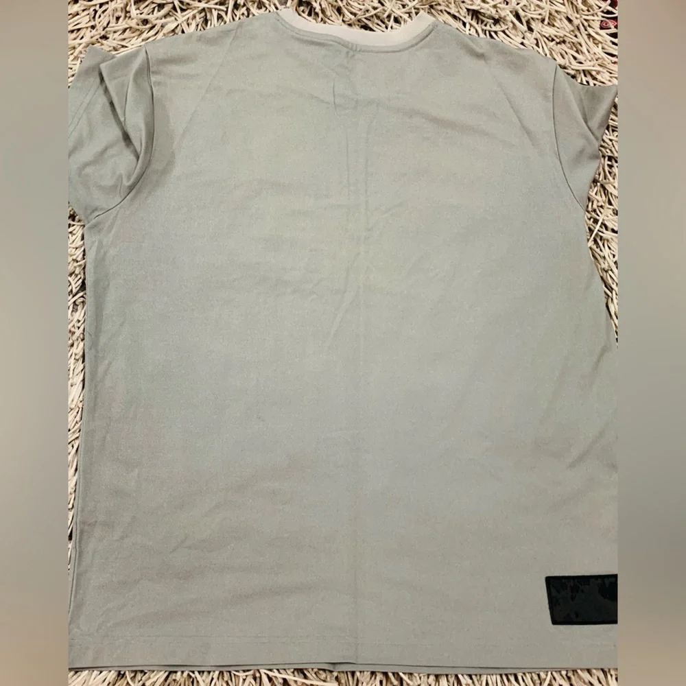 Descente Original Tshirt - Picture 2 of 2